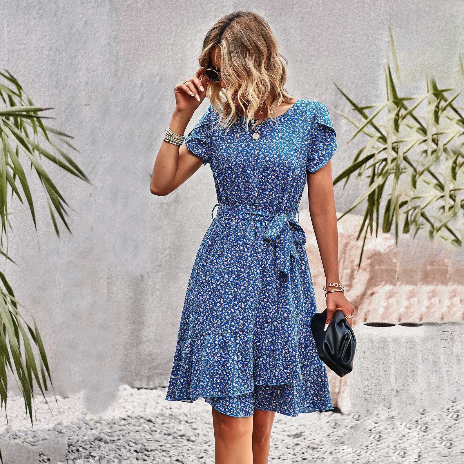 Chic & Légère – Robe Courte Cintrée à Motif Délicat