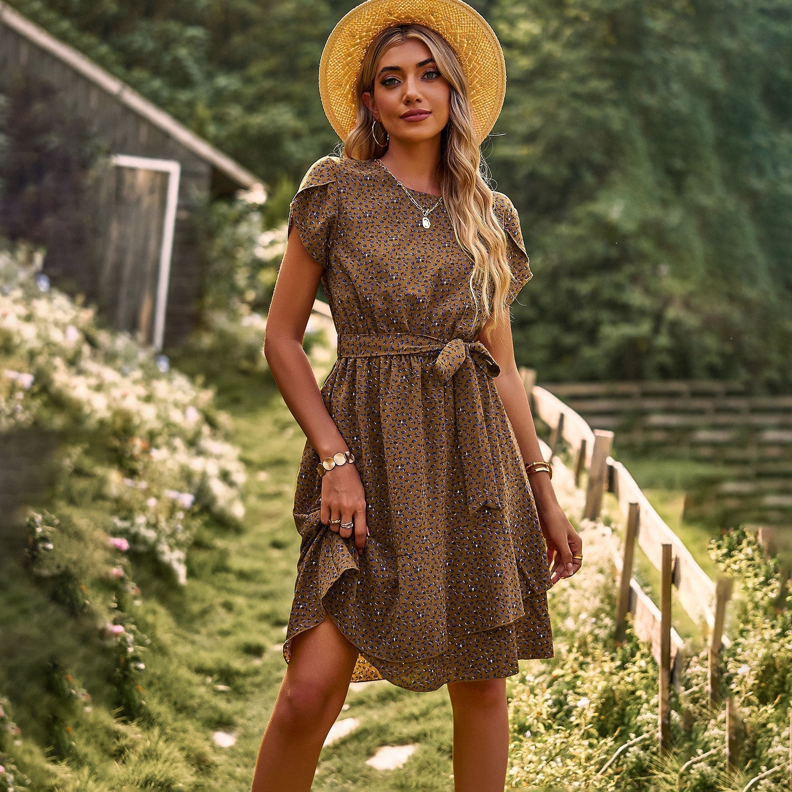 Chic & Légère – Robe Courte Cintrée à Motif Délicat