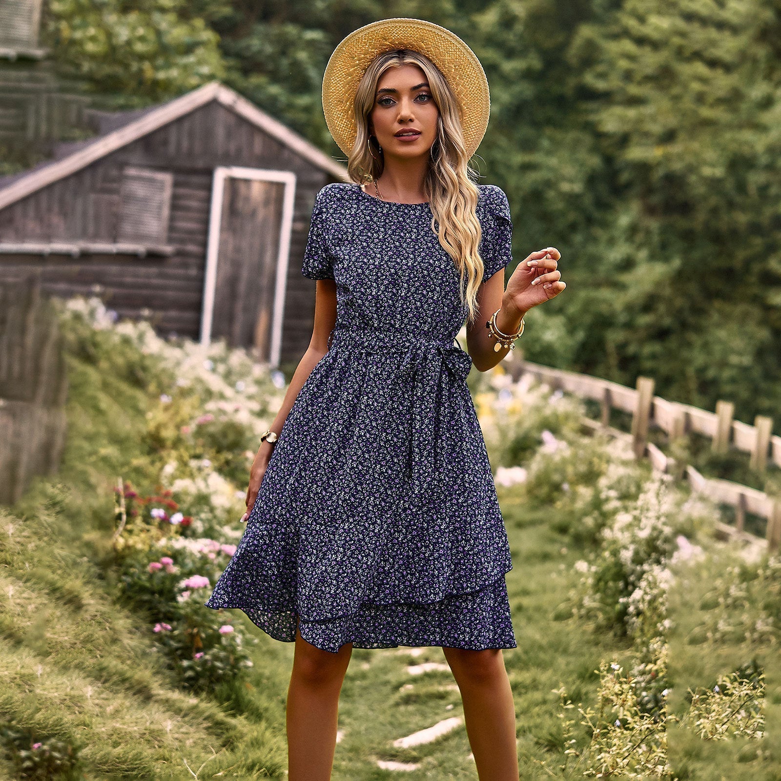 Chic & Légère – Robe Courte Cintrée à Motif Délicat