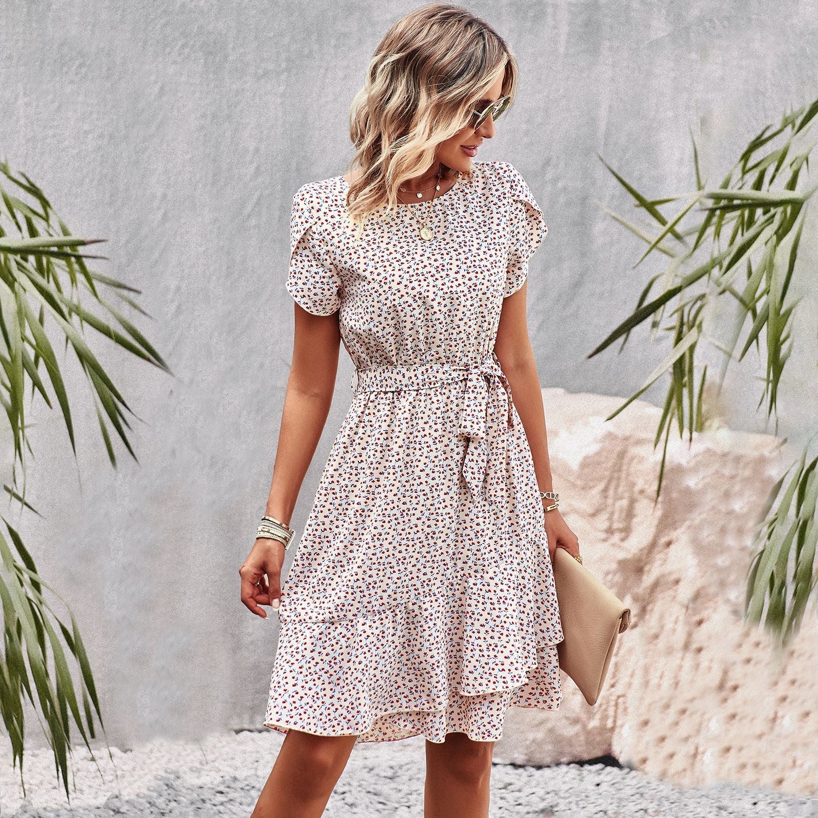 Chic & Légère – Robe Courte Cintrée à Motif Délicat