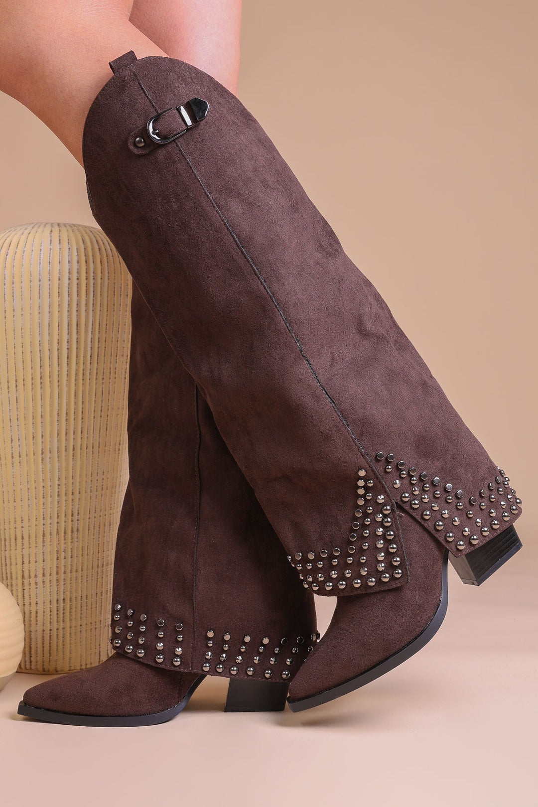 Bottes Hautes Femme Noires En Similicuir Avec Boucle Et Clous – Modèle Shark Tendance Pour La Saison Automne Hiver
