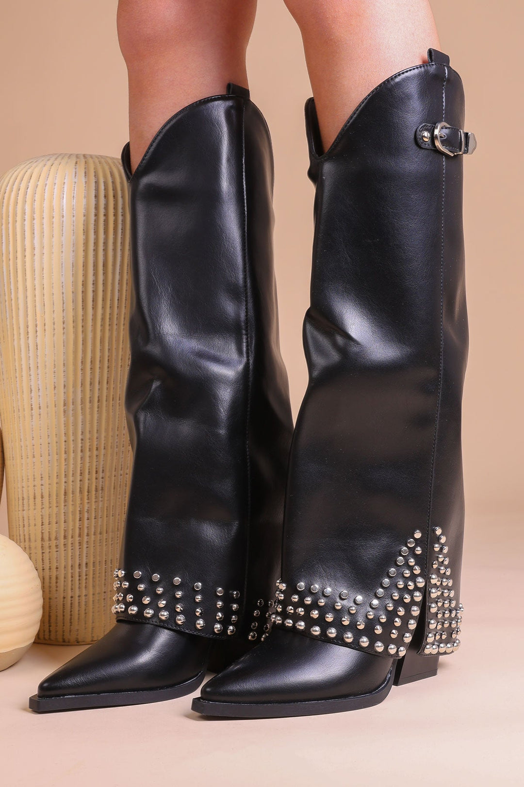 Bottes Hautes Femme Noires En Similicuir Avec Boucle Et Clous – Modèle Shark Tendance Pour La Saison Automne Hiver