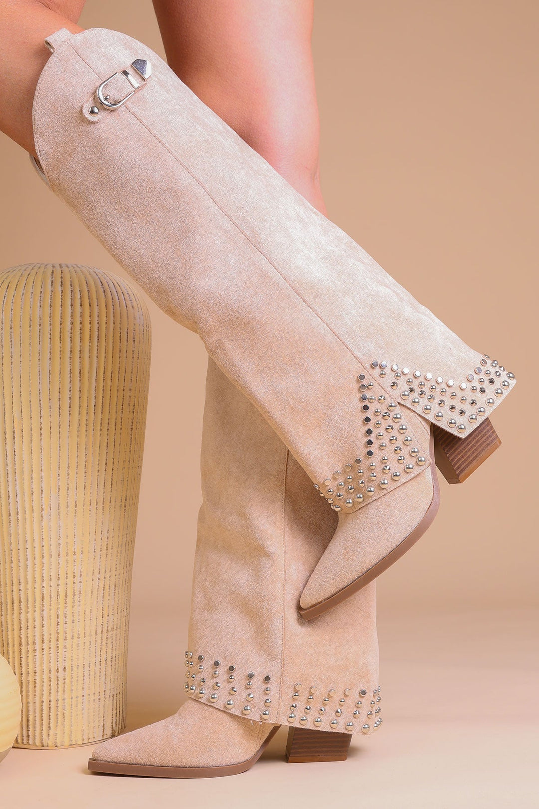 Bottes Hautes Femme Noires En Similicuir Avec Boucle Et Clous – Modèle Shark Tendance Pour La Saison Automne Hiver