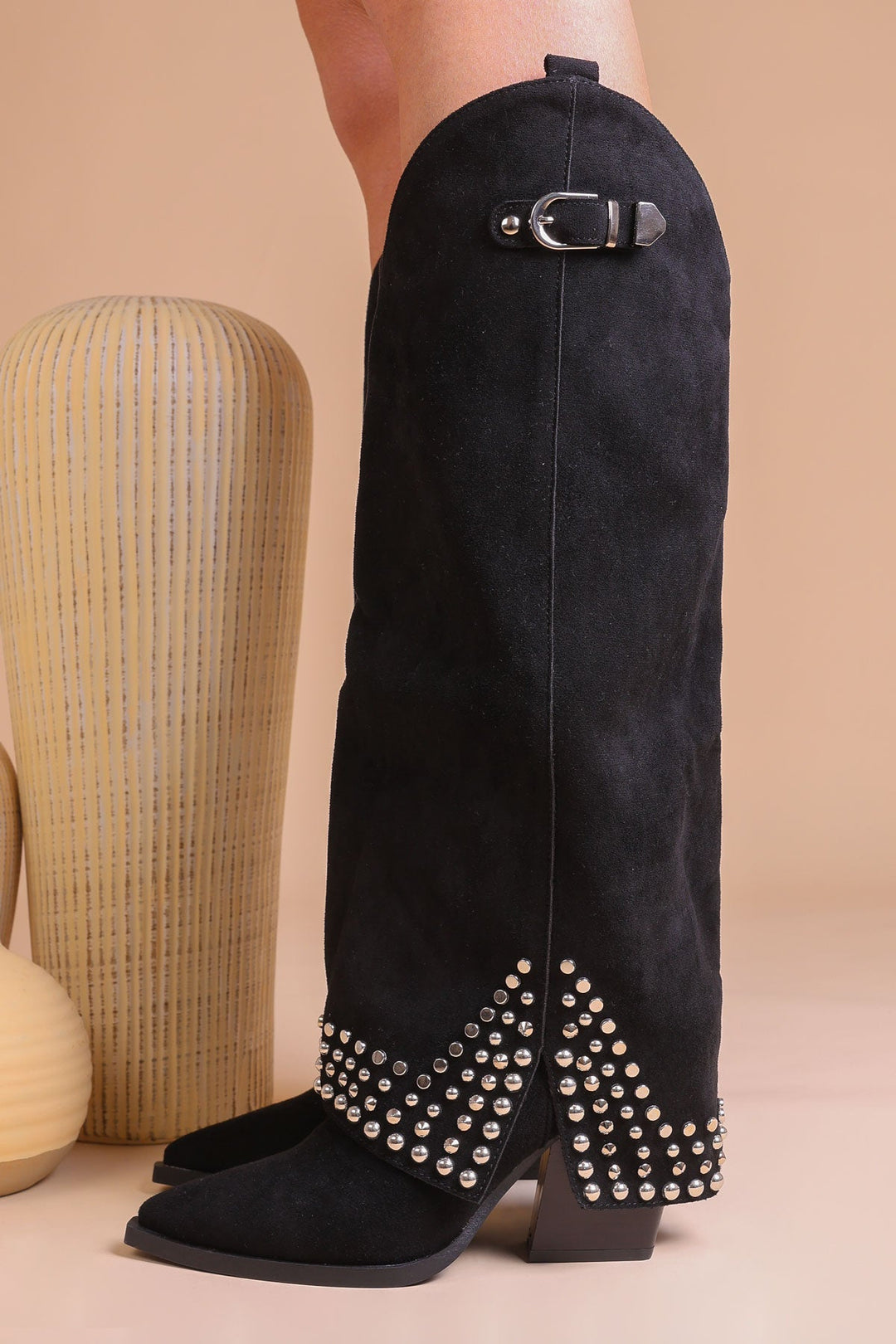Bottes Hautes Femme Noires En Similicuir Avec Boucle Et Clous – Modèle Shark Tendance Pour La Saison Automne Hiver