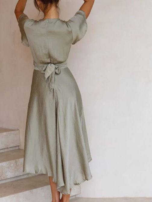 Robe Livia Satinée – Coupe Féminine & Élégance Moderne