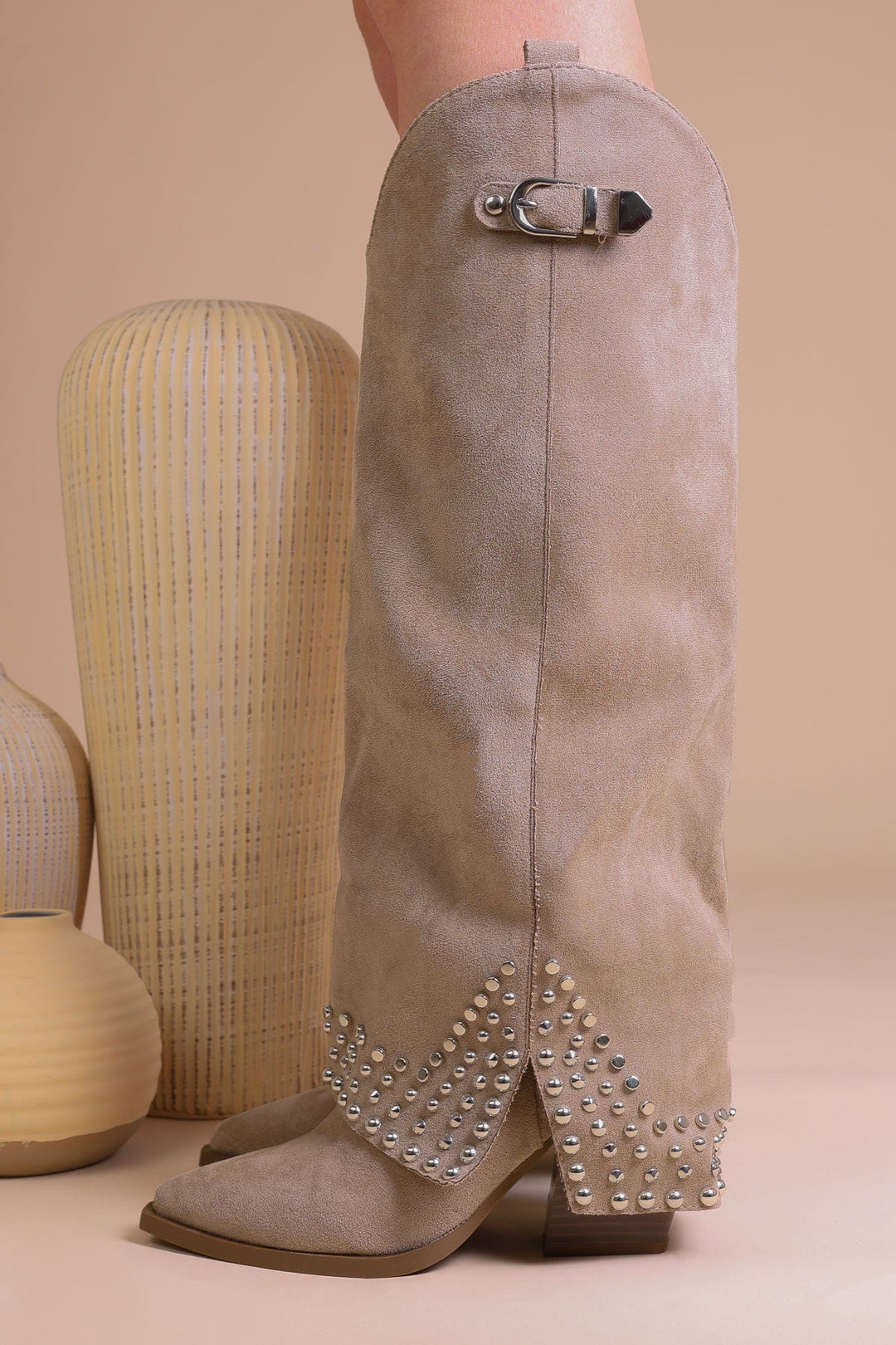 Bottes Hautes Femme Noires En Similicuir Avec Boucle Et Clous – Modèle Shark Tendance Pour La Saison Automne Hiver