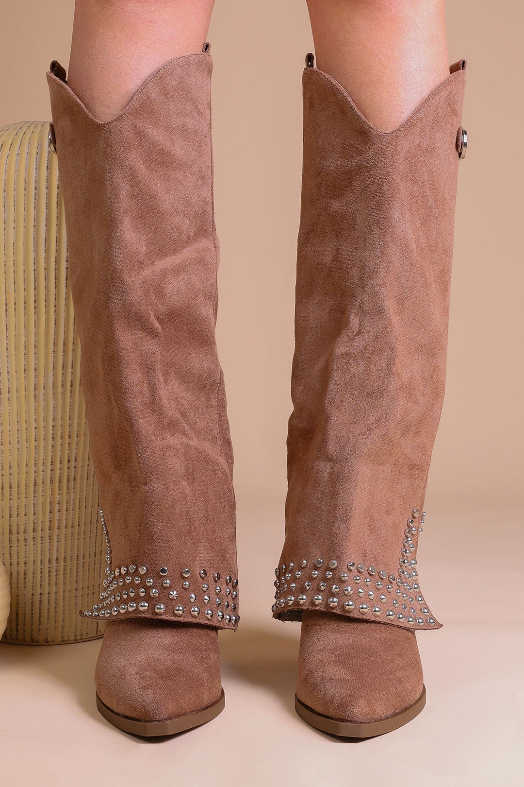 Bottes Hautes Femme Noires En Similicuir Avec Boucle Et Clous – Modèle Shark Tendance Pour La Saison Automne Hiver