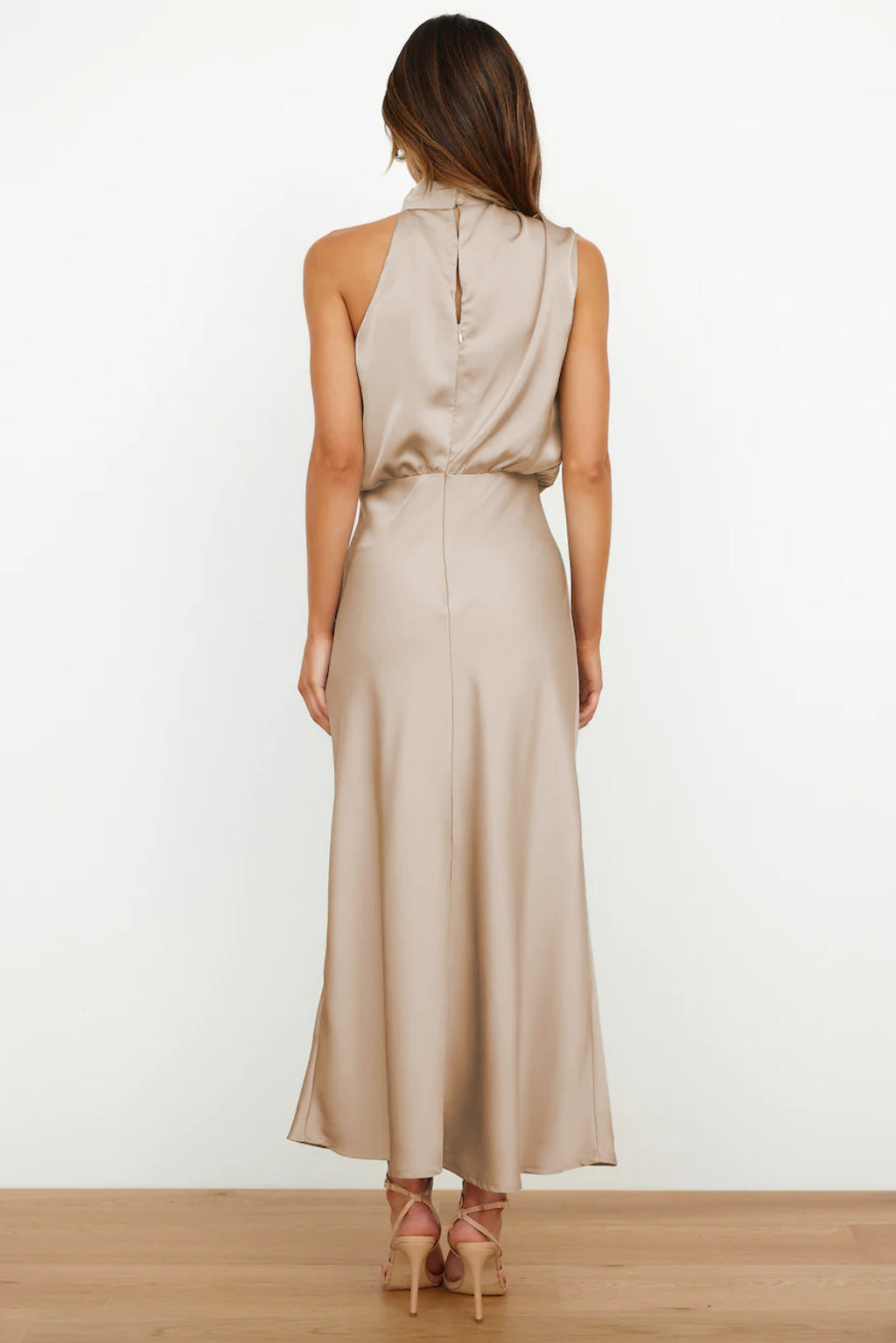 Nina | Robe midi satinée à col halter pour femmes
