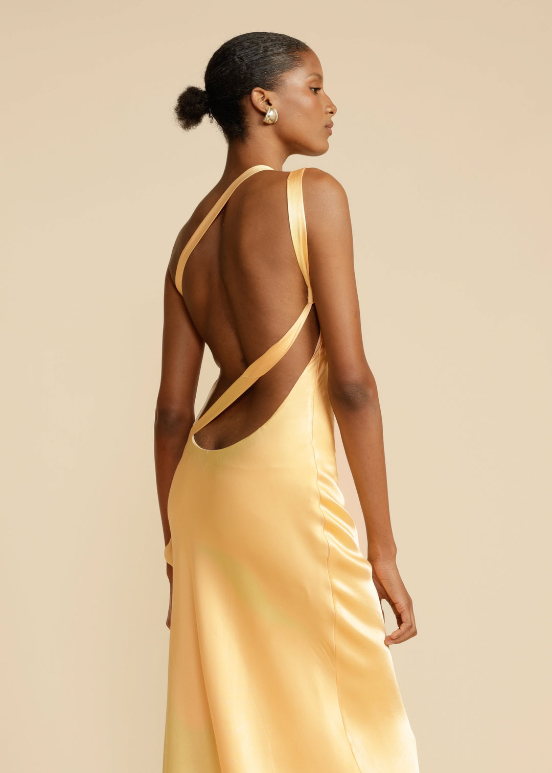 Robe Longue Satinée – Épaule Asymétrique Jaune Soleil