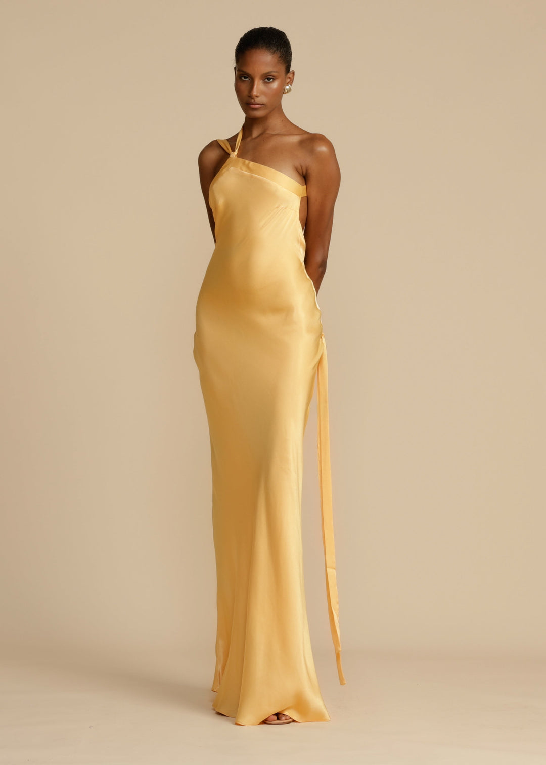 Robe Longue Satinée – Épaule Asymétrique Jaune Soleil