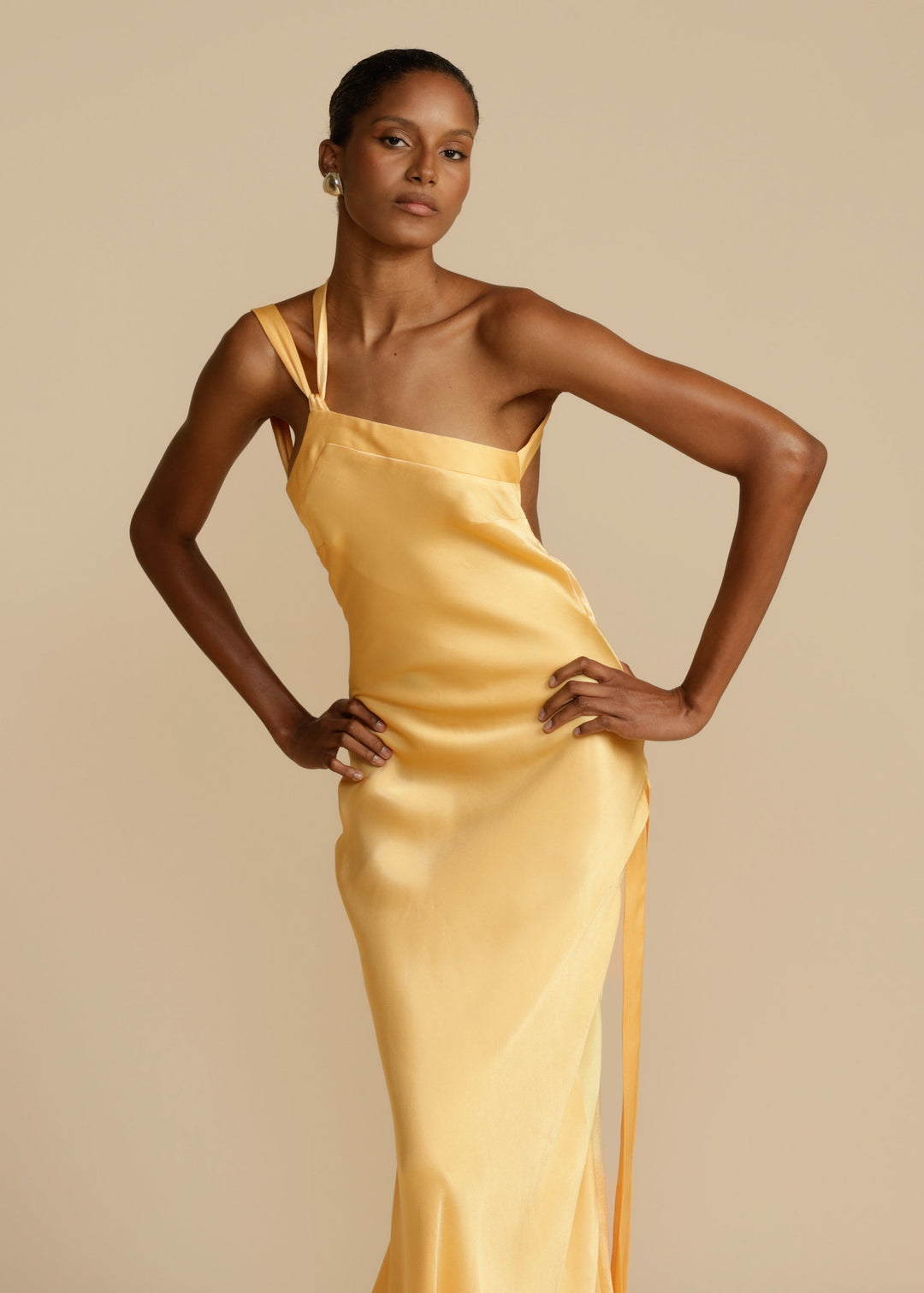 Robe Longue Satinée – Épaule Asymétrique Jaune Soleil