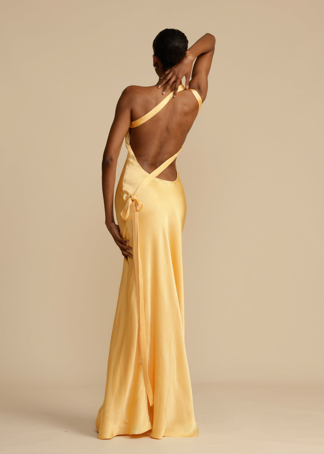 Robe Longue Satinée – Épaule Asymétrique Jaune Soleil