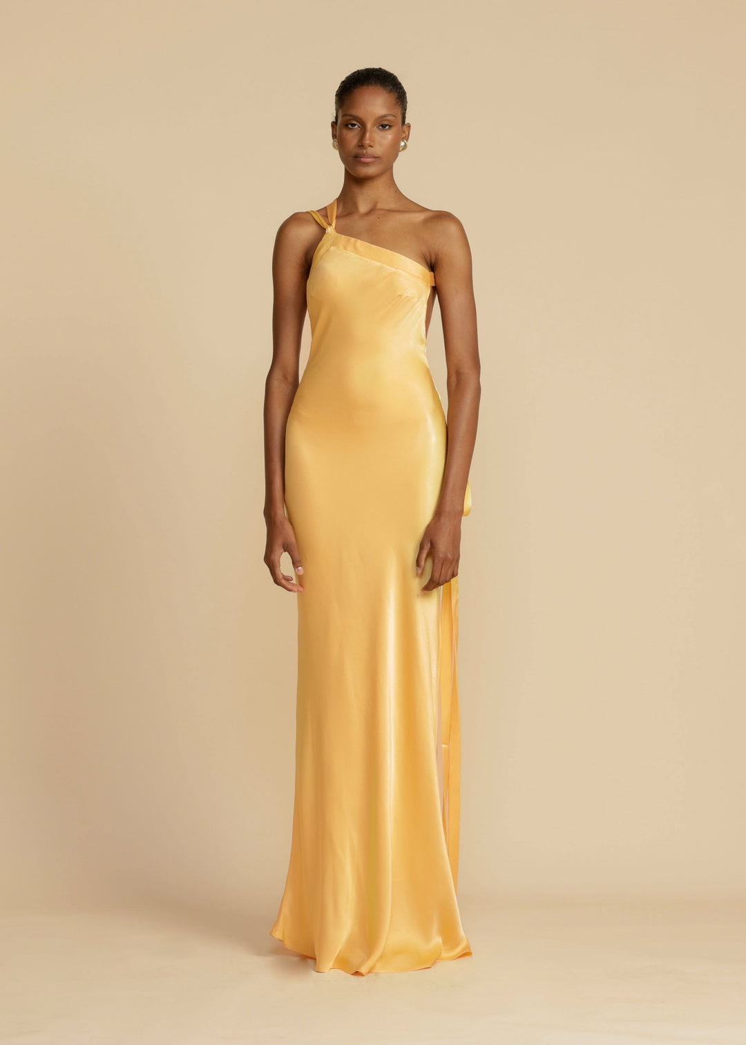 Robe Longue Satinée – Épaule Asymétrique Jaune Soleil