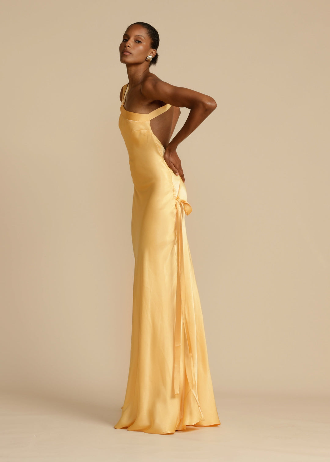 Robe Longue Satinée – Épaule Asymétrique Jaune Soleil