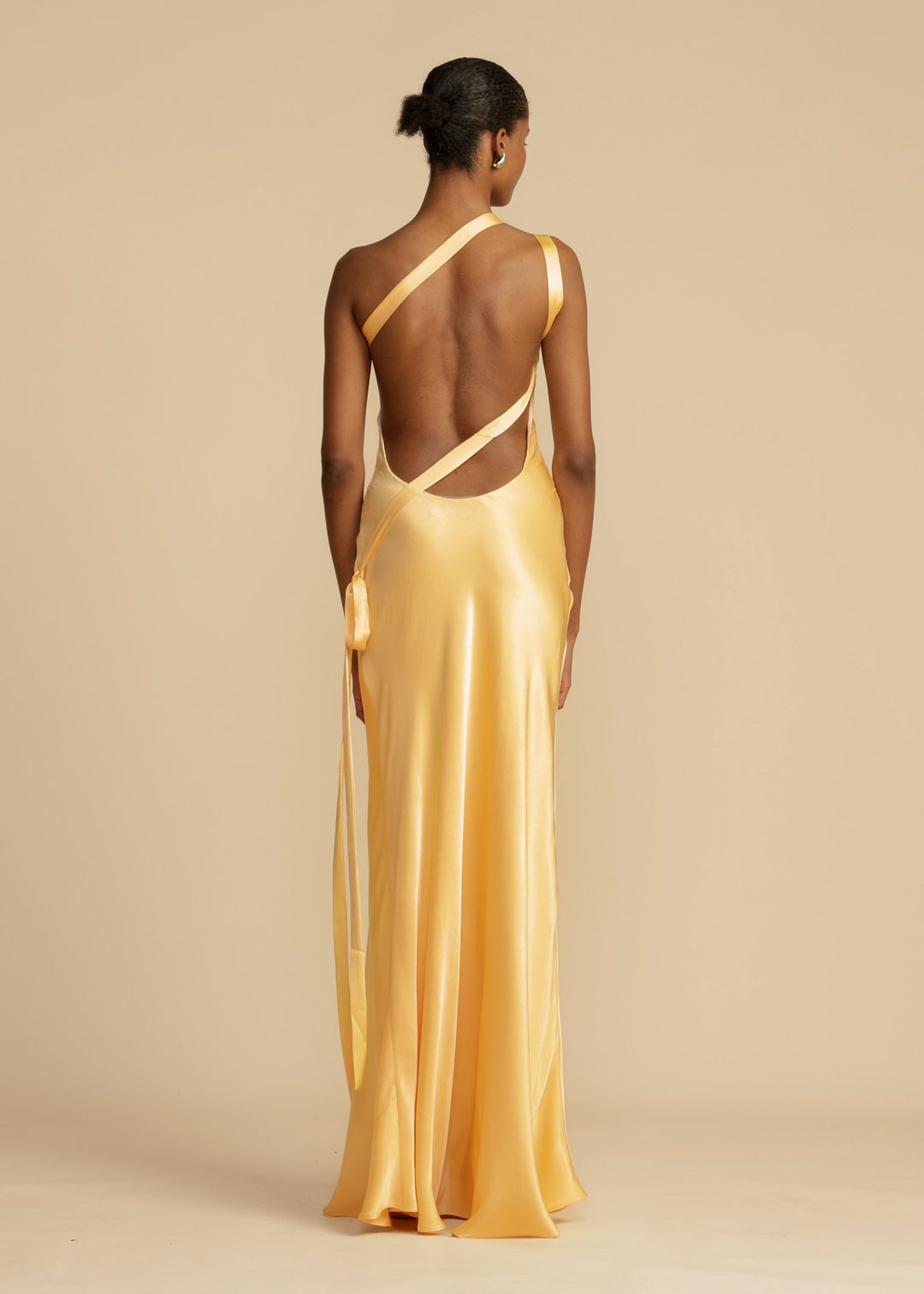 Robe Longue Satinée – Épaule Asymétrique Jaune Soleil