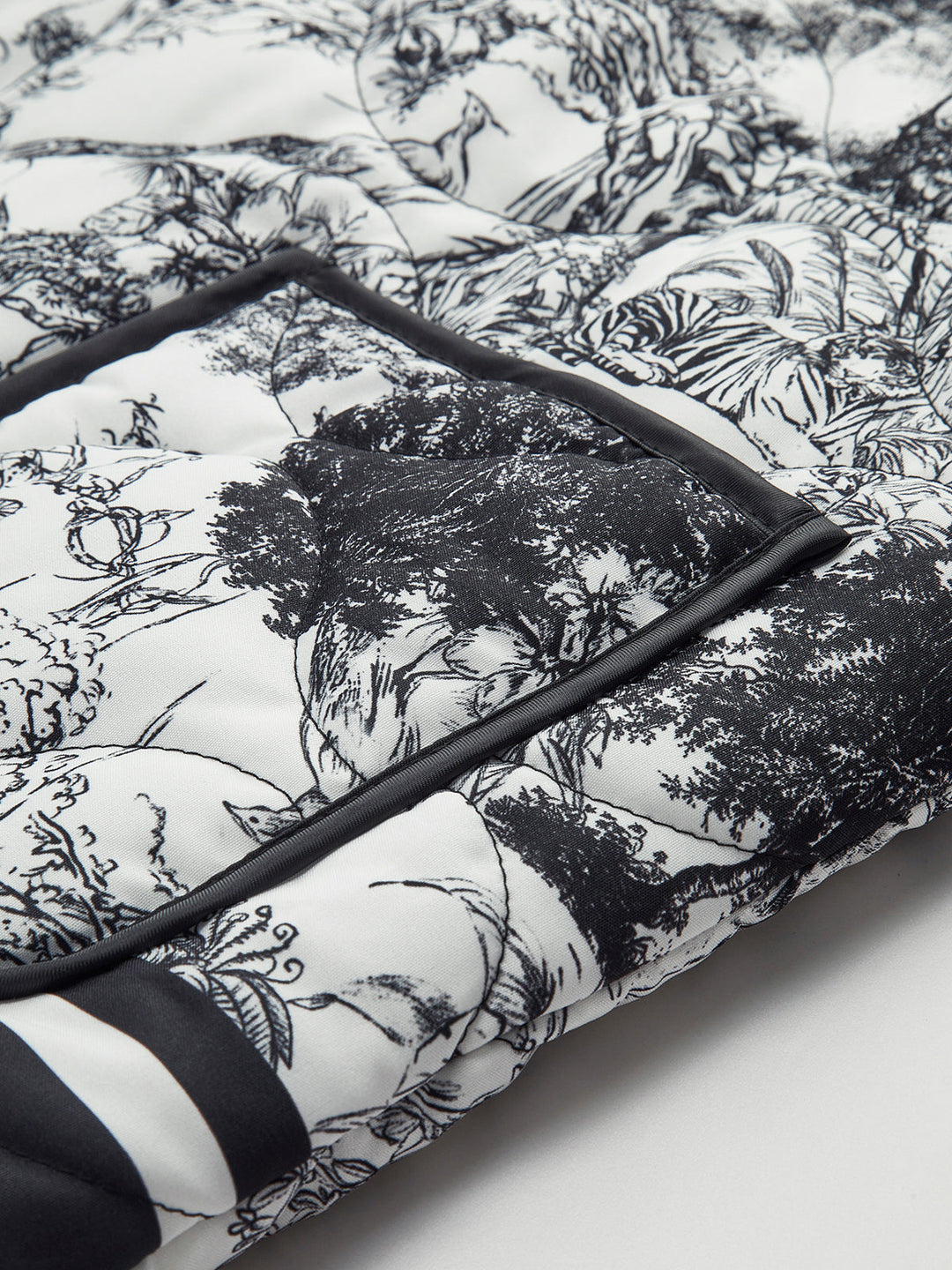 Veste Kimono Imprimée | Noir et Blanc | Élégance Graphique