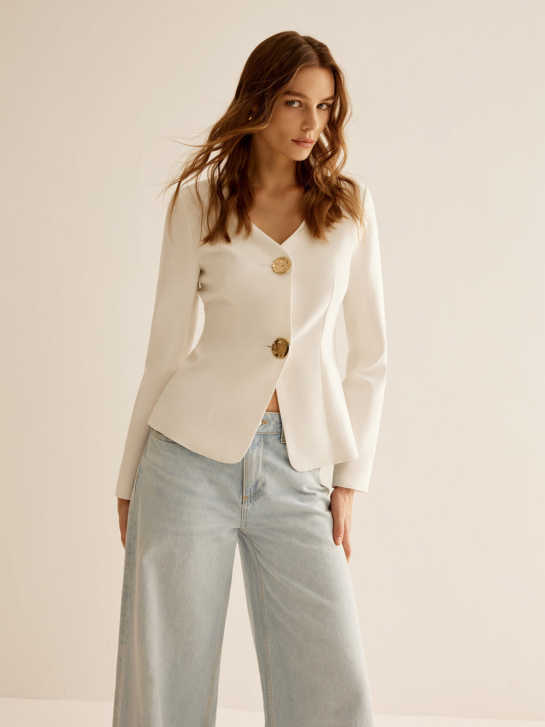 Veste Cintrée Col V | Boutons Dorés | Élégance Moderne