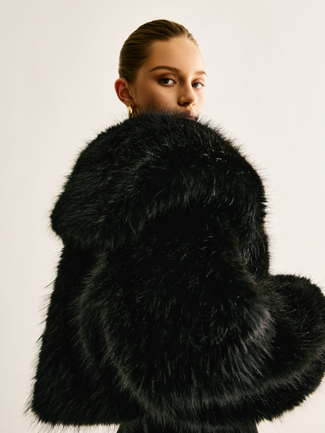 Veste Courte en Fausse Fourrure | Glamour & Élégante | Douceur Luxueuse