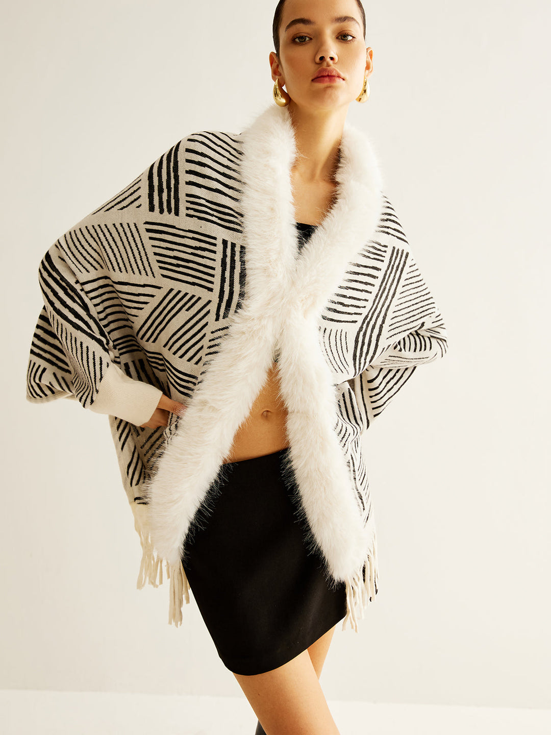 Poncho Géométrique avec Fausse Fourrure | Élégant & Chaleureux | Style Bohème