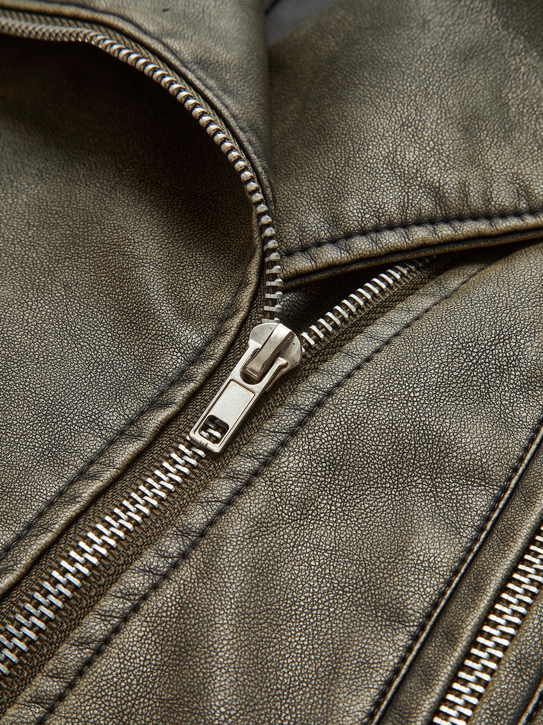 Veste Cropped en Cuir Synthétique | Moderne & Audacieuse | Détails Zippés