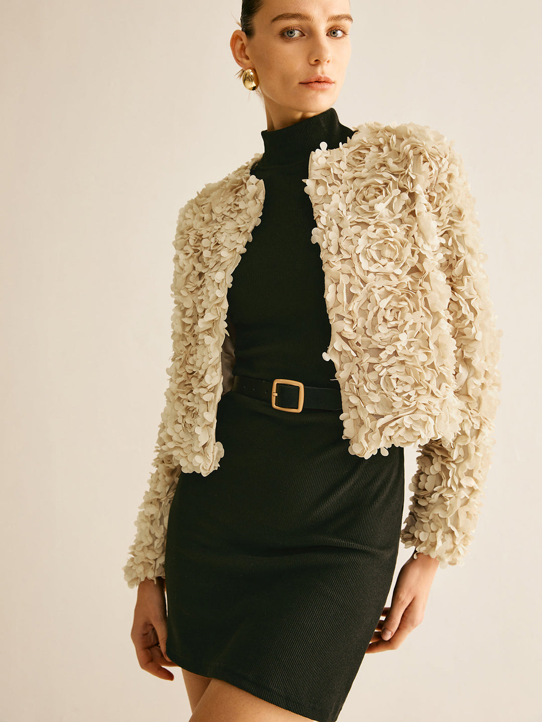 Veste Courte Bouclée Beige | Design Floral en Relief | Élégance Luxueuse