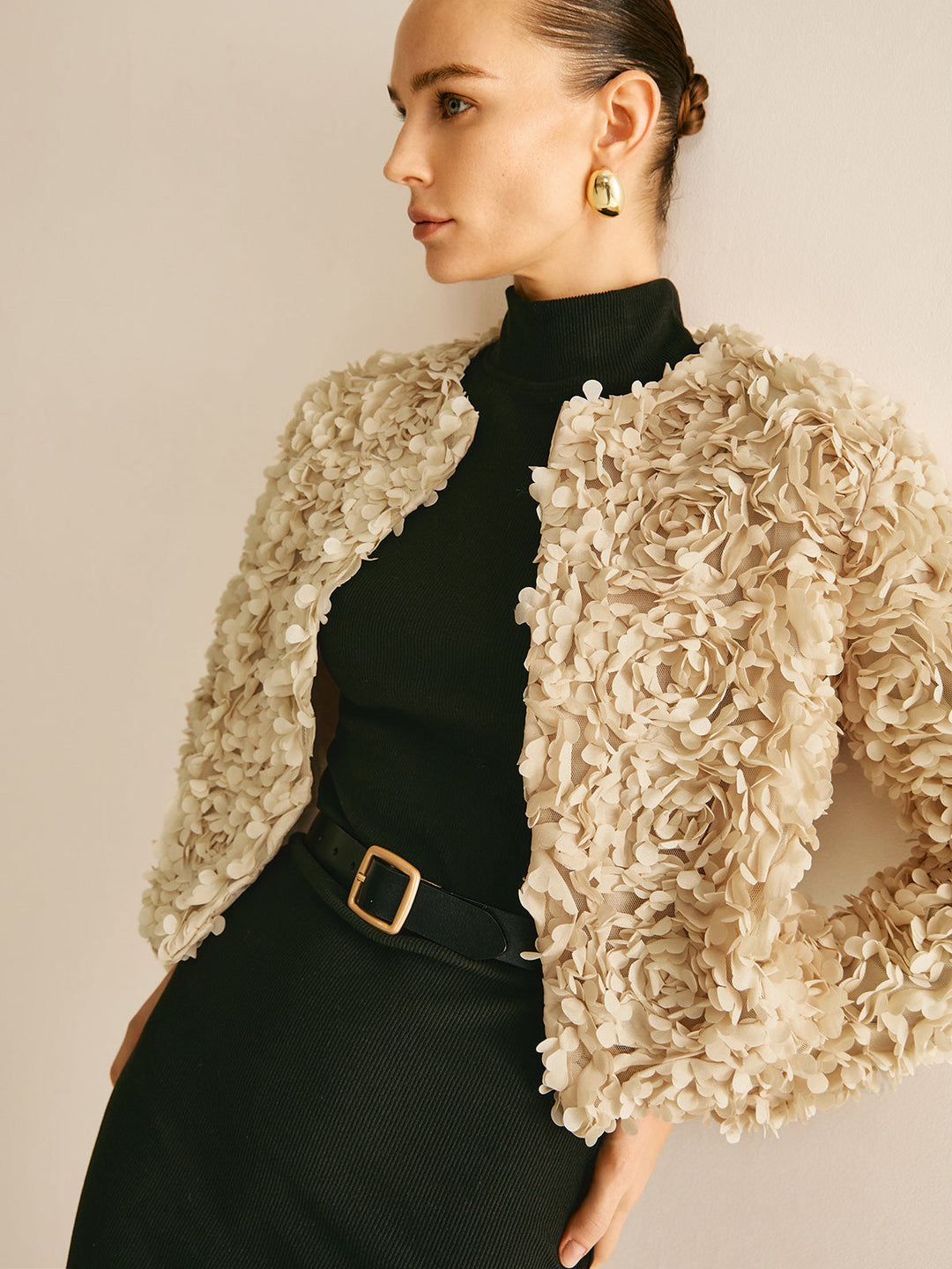 Veste Courte Bouclée Beige | Design Floral en Relief | Élégance Luxueuse
