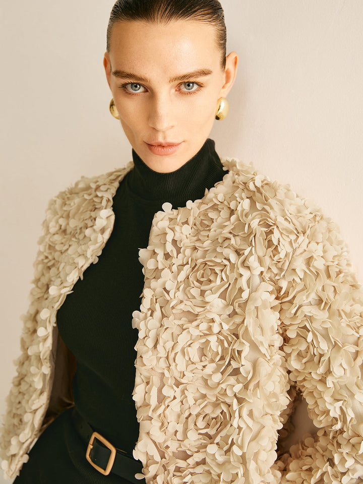 Veste Courte Bouclée Beige | Design Floral en Relief | Élégance Luxueuse