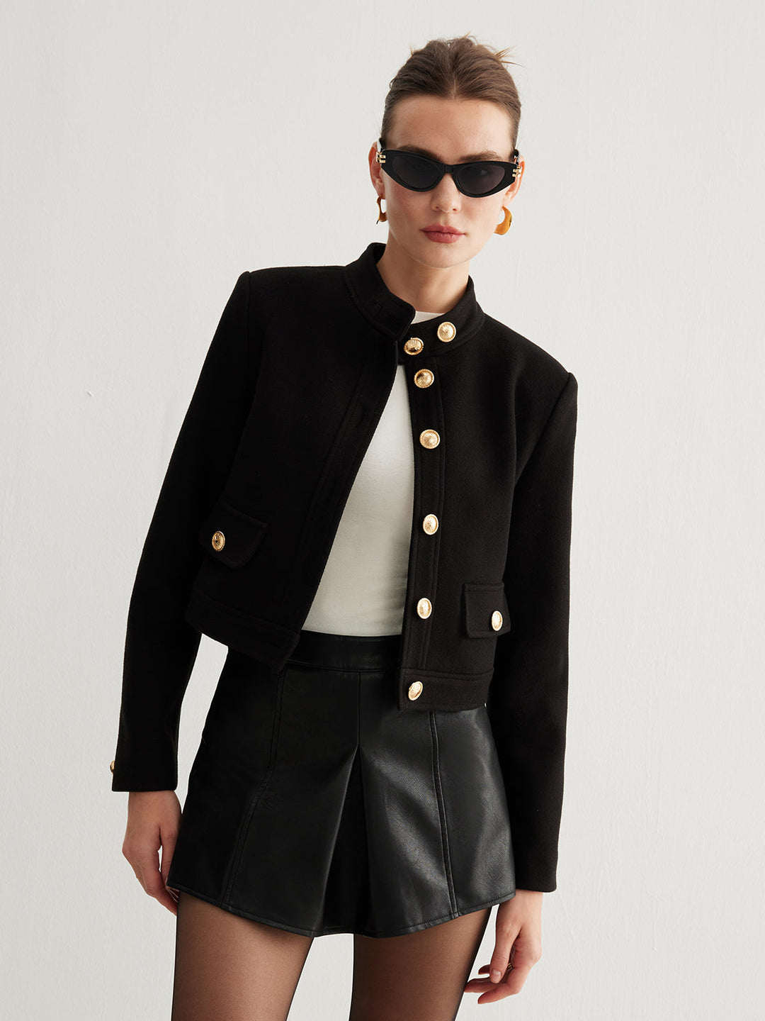 Blazer Court Noir | Boutons Dorés | Élégance Structurée