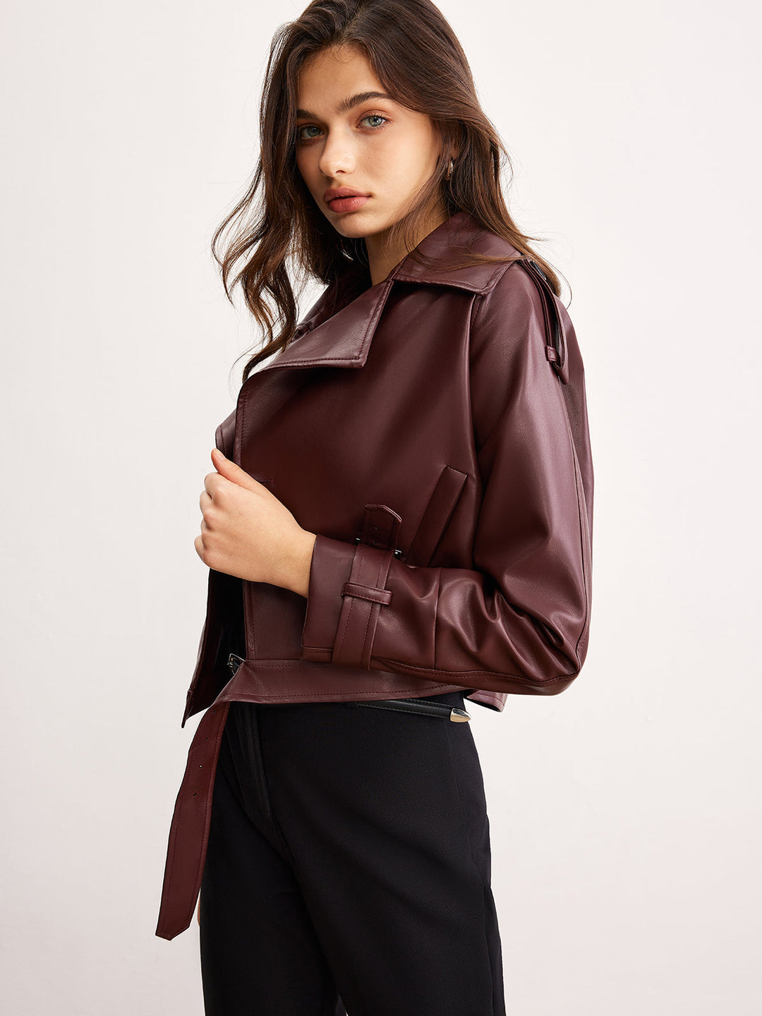 Veste Courte Bordeaux | Cuir Synthétique | Élégance Moderne