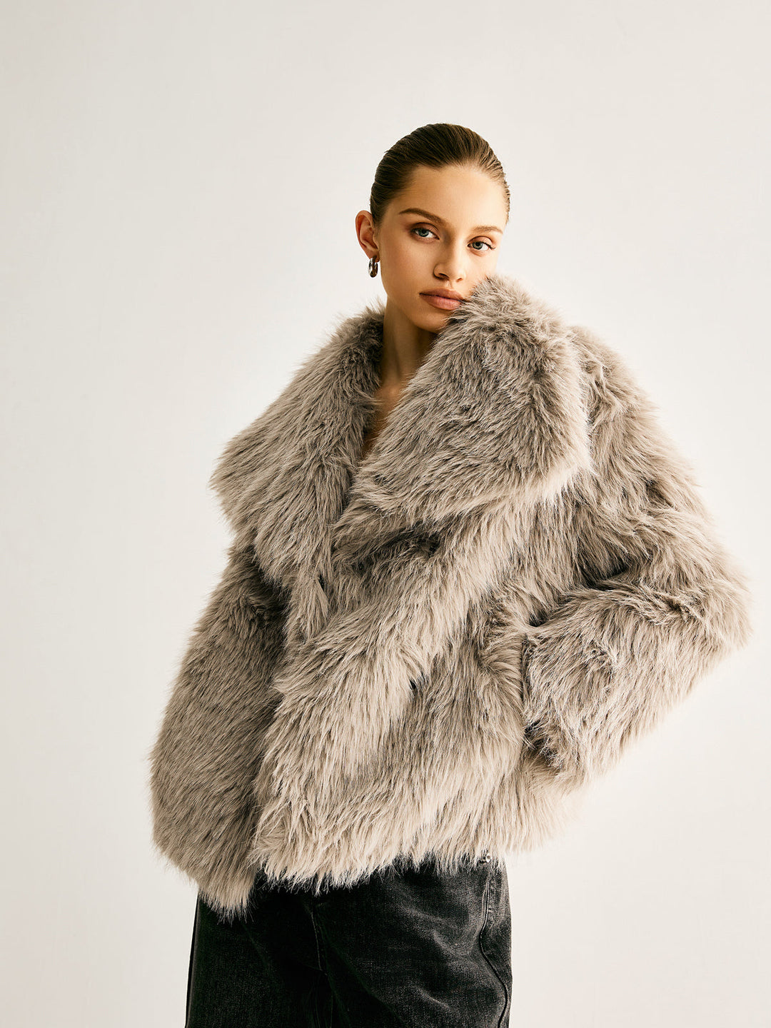 Veste Courte en Fausse Fourrure | Élégance Luxueuse | Style Glamour
