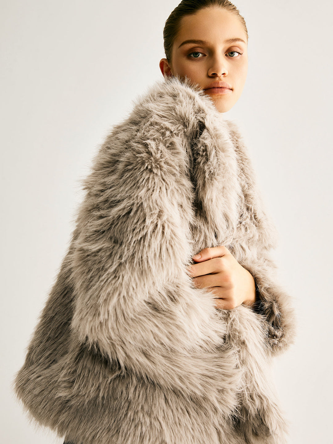 Veste Courte en Fausse Fourrure | Élégance Luxueuse | Style Glamour