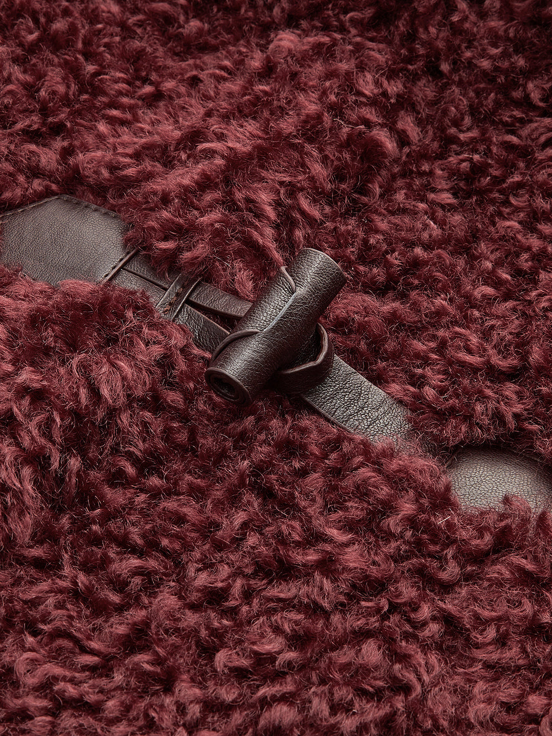 Veste Courte en Fausse Fourrure Bouclée | Boutons en Bois | Style Hivernal Chic
