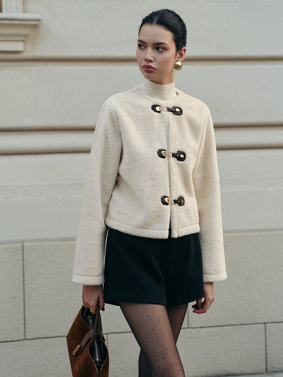 Manteau Court Blanc Cassé | Fermetures Boucle | Élégance et Confort