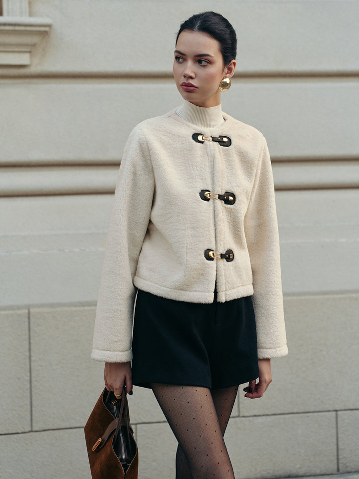 Manteau Court Blanc Cassé | Fermetures Boucle | Élégance et Confort