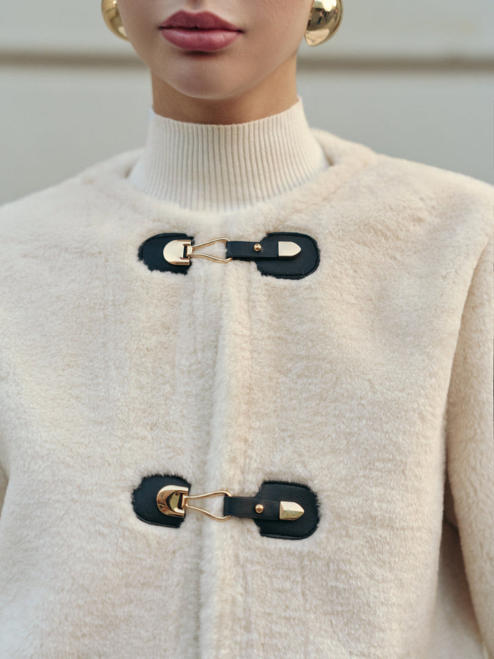 Manteau Court Blanc Cassé | Fermetures Boucle | Élégance et Confort