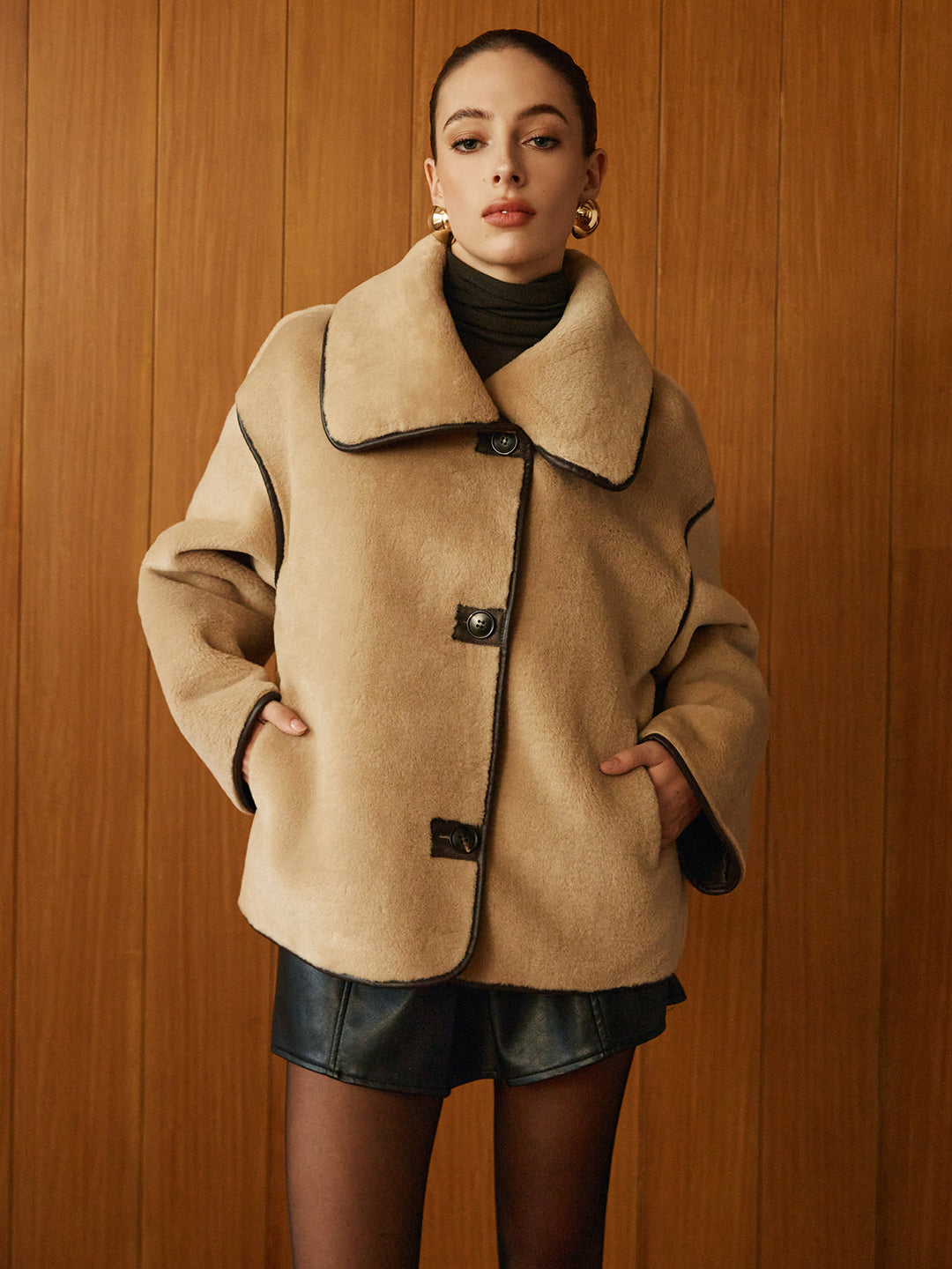 Manteau Court en Fausse Fourrure | Bordures Contrastées | Style Hivernal