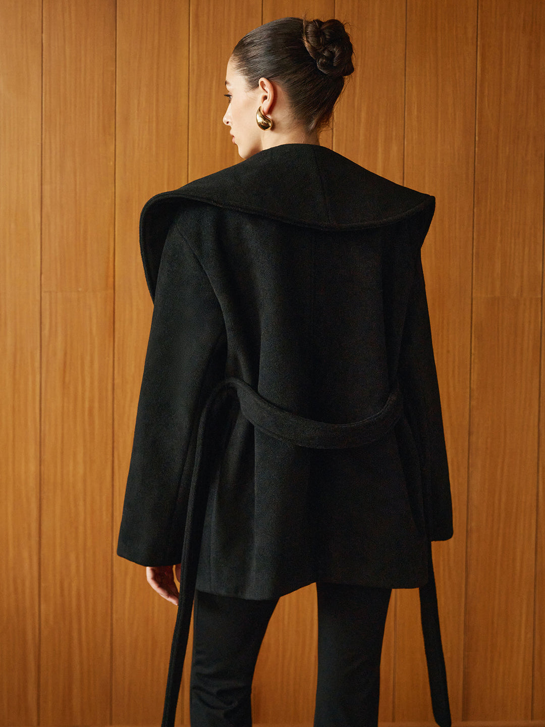 Veste Ceinturée Noire | Col Large | Élégance Intemporelle