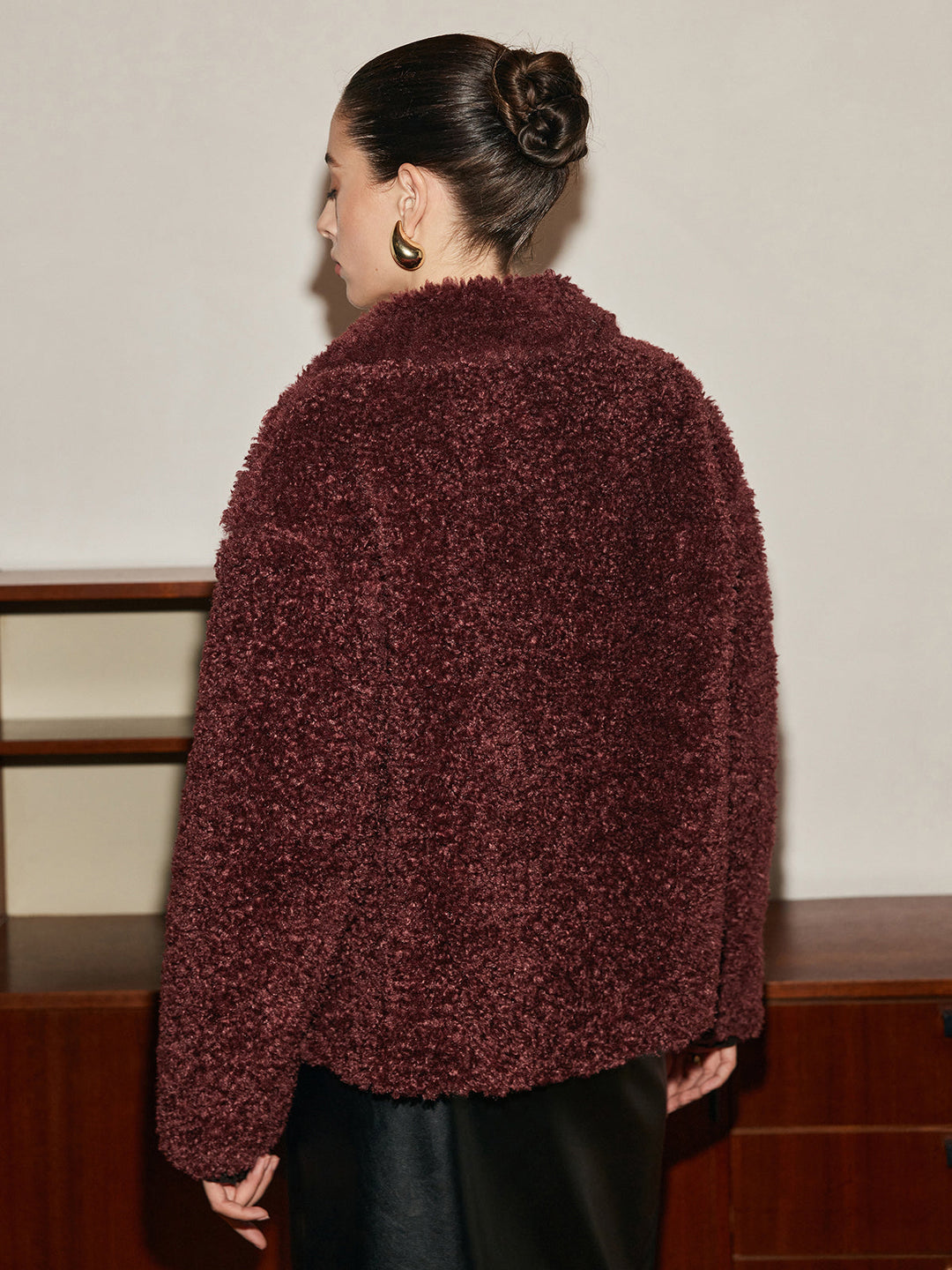 Veste Courte en Fausse Fourrure Bouclée | Boutons en Bois | Style Hivernal Chic