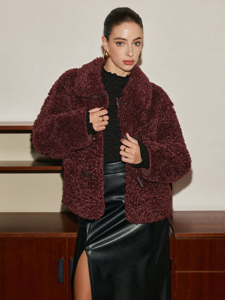 Veste Courte en Fausse Fourrure Bouclée | Boutons en Bois | Style Hivernal Chic