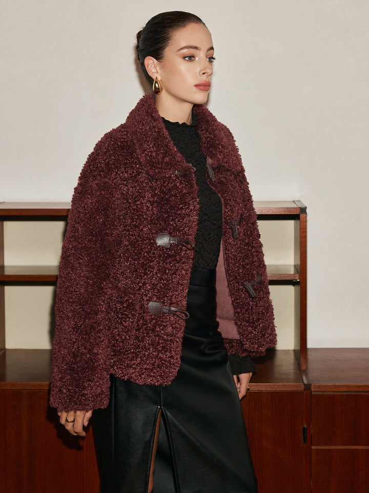 Veste Courte en Fausse Fourrure Bouclée | Boutons en Bois | Style Hivernal Chic