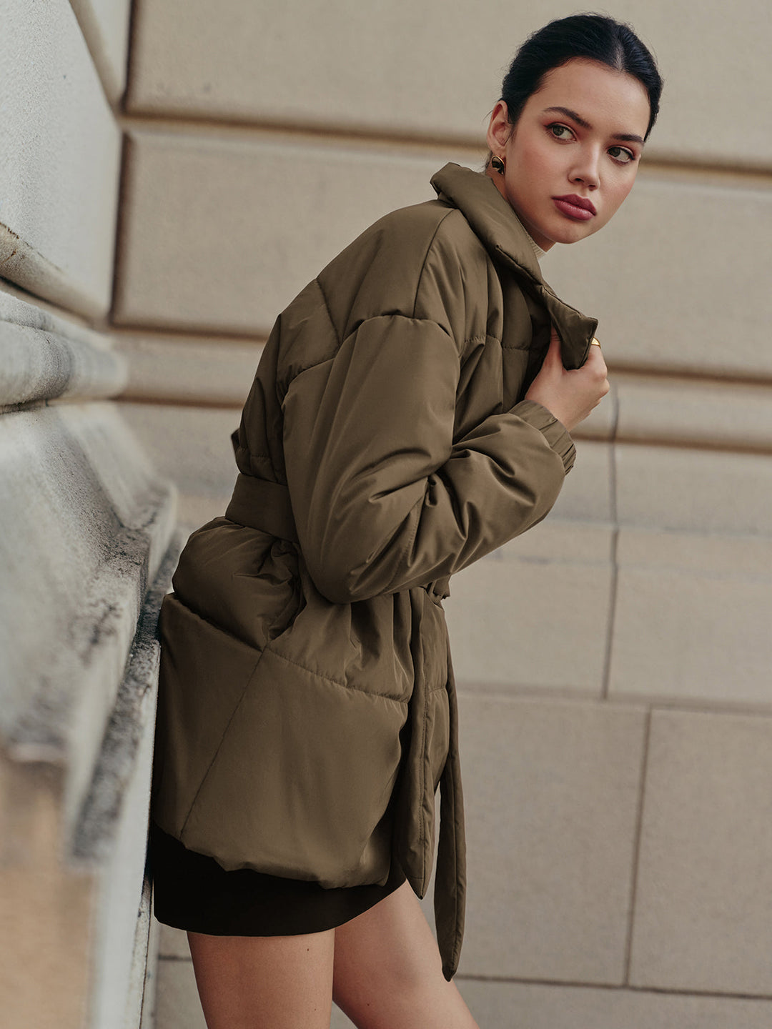 Manteau Court Ceinturé Kaki | Élégance et Confort | Style Moderne