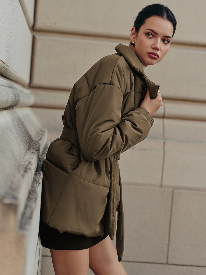 Manteau Court Ceinturé Kaki | Élégance et Confort | Style Moderne