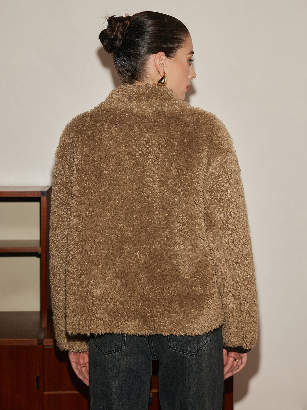 Veste Courte en Fausse Fourrure Bouclée | Boutons en Bois | Style Hivernal Chic
