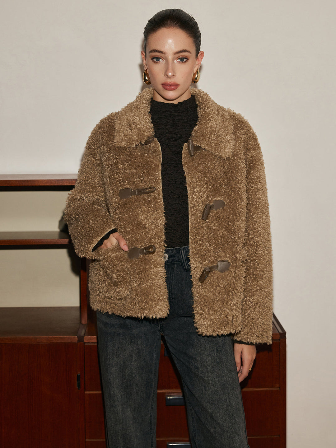 Veste Courte en Fausse Fourrure Bouclée | Boutons en Bois | Style Hivernal Chic