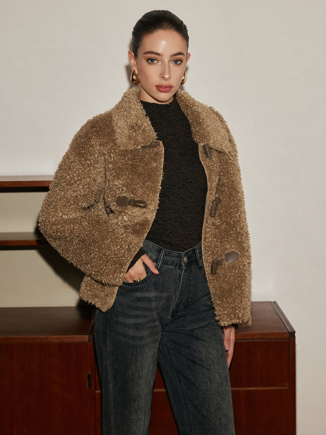 Veste Courte en Fausse Fourrure Bouclée | Boutons en Bois | Style Hivernal Chic