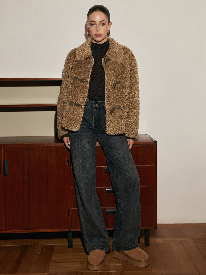 Veste Courte en Fausse Fourrure Bouclée | Boutons en Bois | Style Hivernal Chic