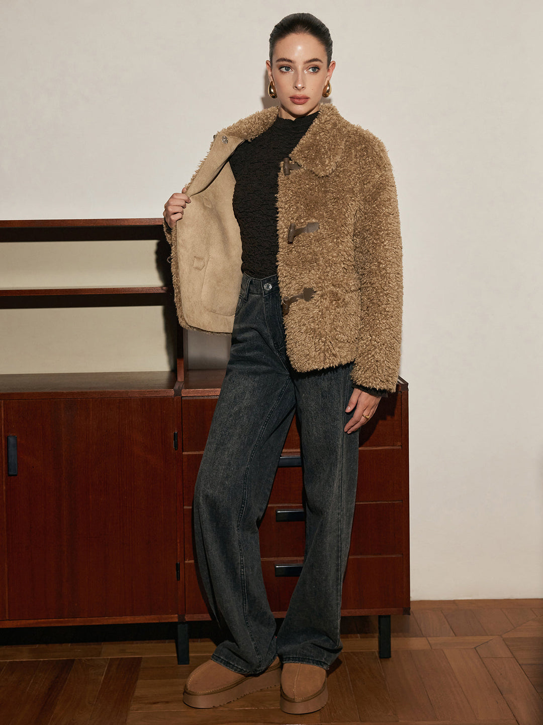 Veste Courte en Fausse Fourrure Bouclée | Boutons en Bois | Style Hivernal Chic