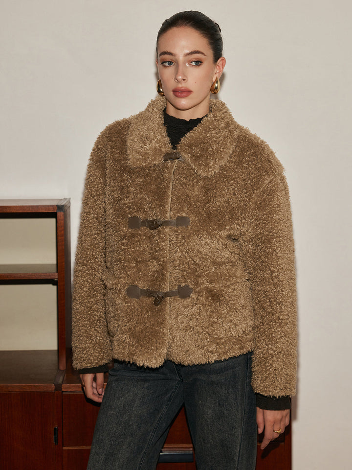 Veste Courte en Fausse Fourrure Bouclée | Boutons en Bois | Style Hivernal Chic