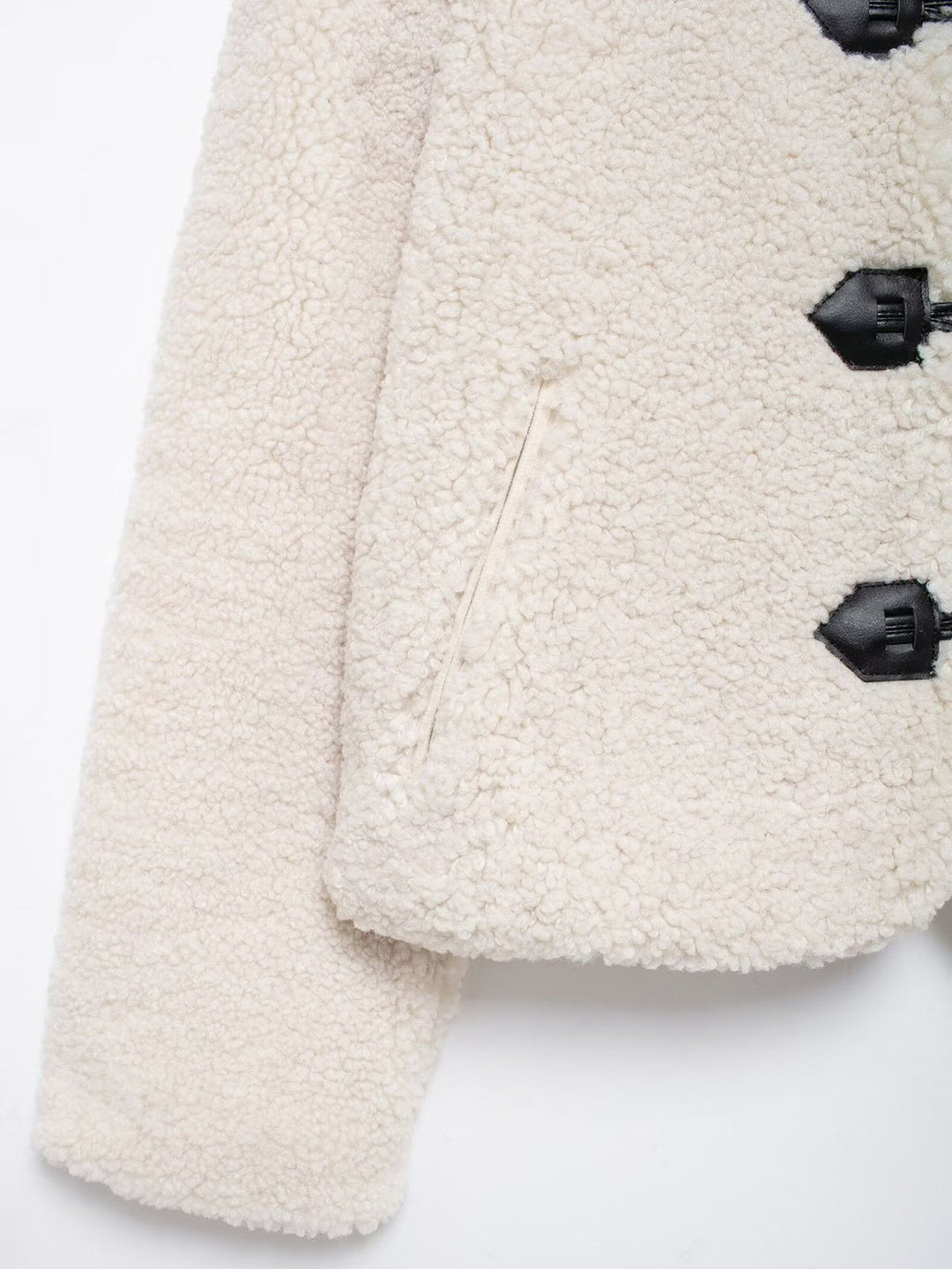 Veste Courte en Sherpa | Boutons en Bois | Style Cosy et Tendance