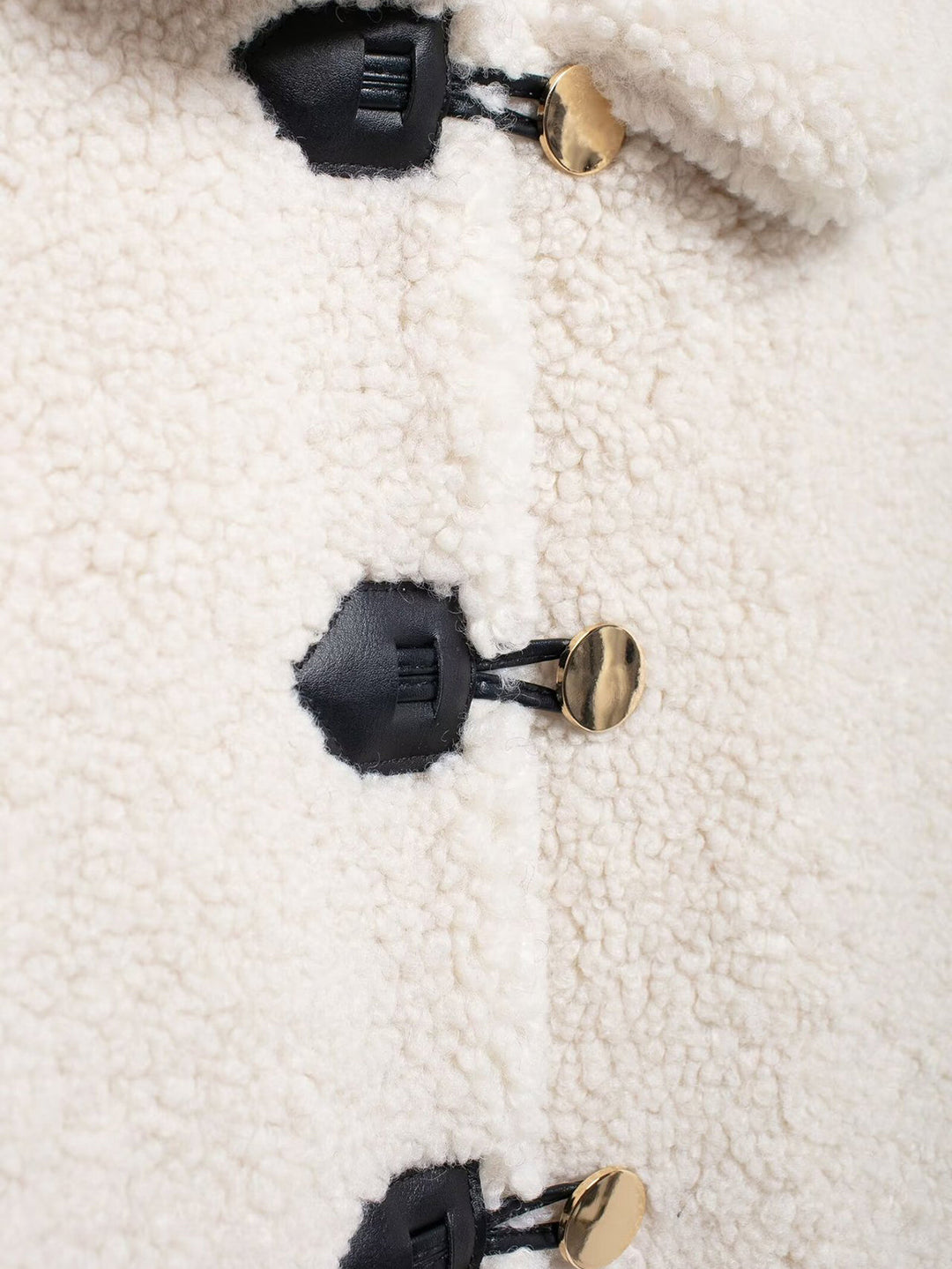 Veste Courte en Sherpa | Boutons en Bois | Style Cosy et Tendance